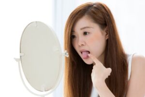 向ヶ丘遊園駅徒歩0分、登戸駅からも近い歯医者、近藤歯科で、口の中が火傷したようにヒリヒリするのは更年期？口腔乾燥症について解説